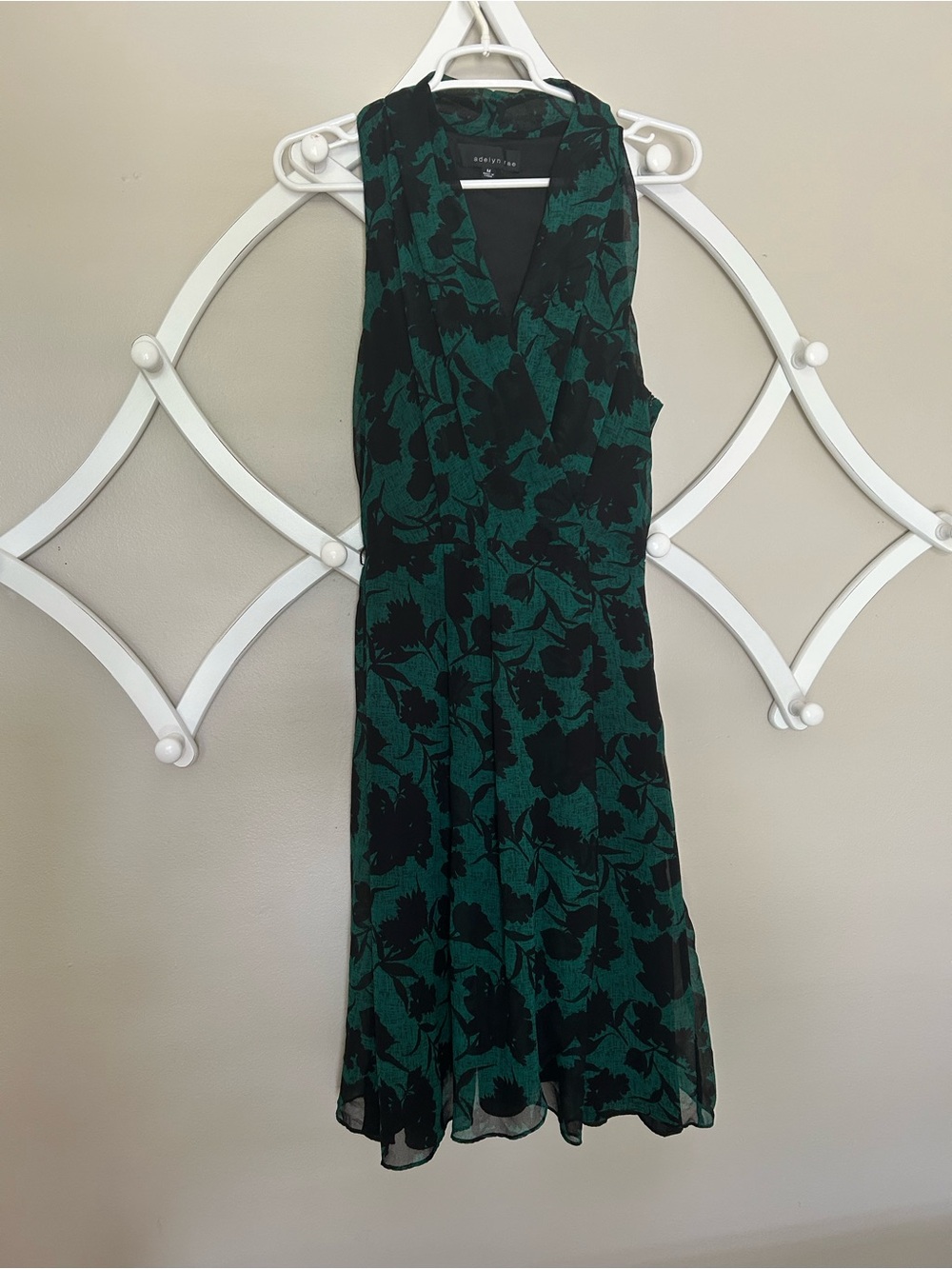 Adelyn Rae Green & Black Floral V-Neck Midi Dress